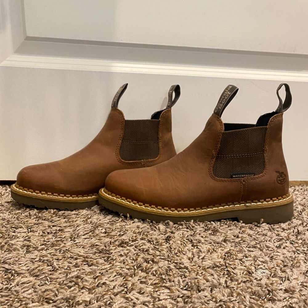 Size 7.5
Only worn once 
Super comfortable and warm! 
Waterproof